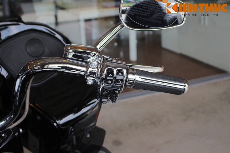 Harley Road Glide Ultra CVO gia gan 2 ty tai Viet Nam-Hinh-10